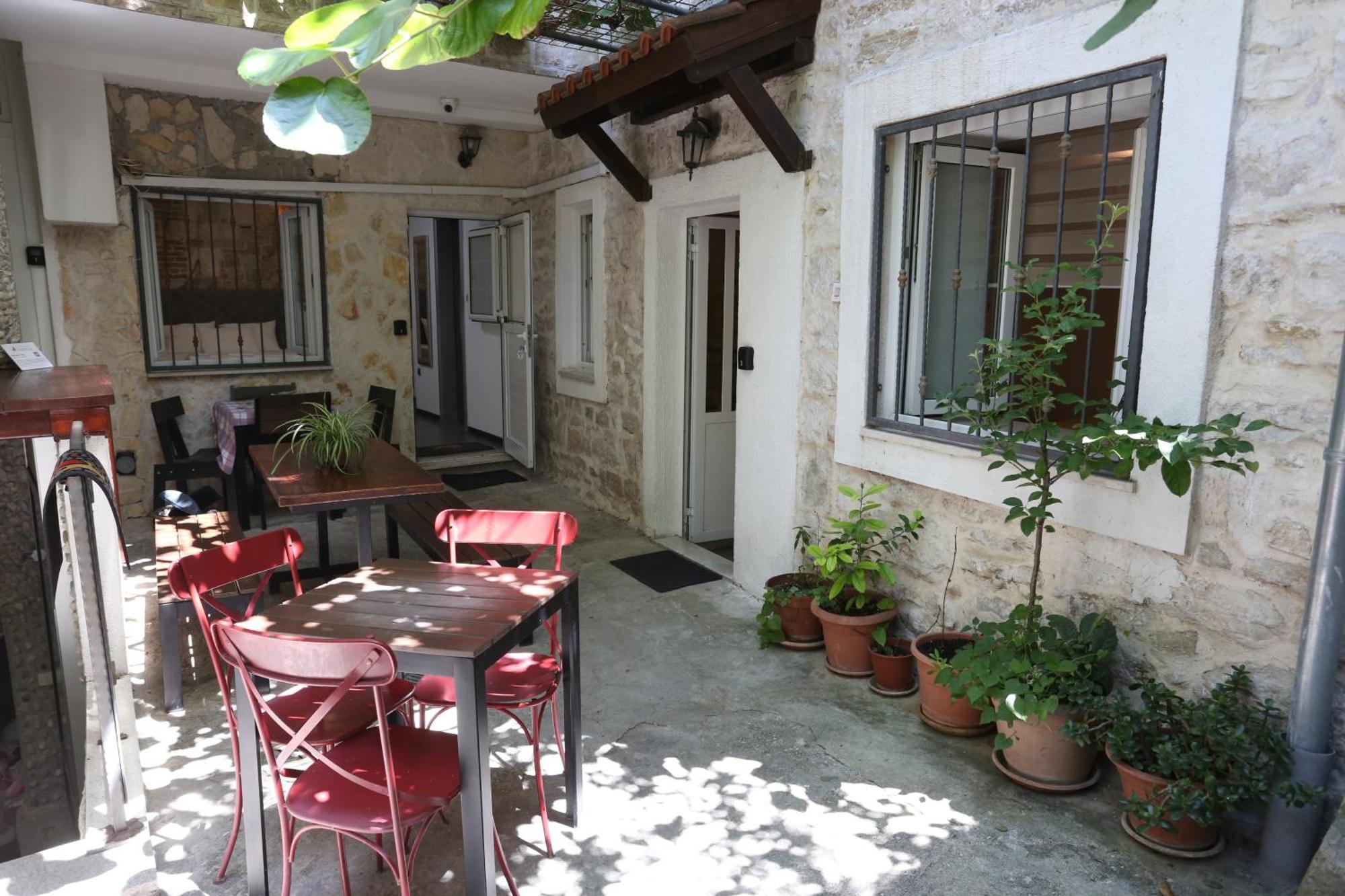 Nikolla Appartement *